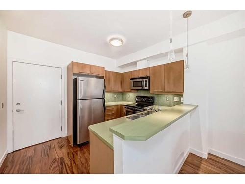 402-2420 34 Avenue Sw, Calgary, AB - Indoor Photo Showing Kitchen