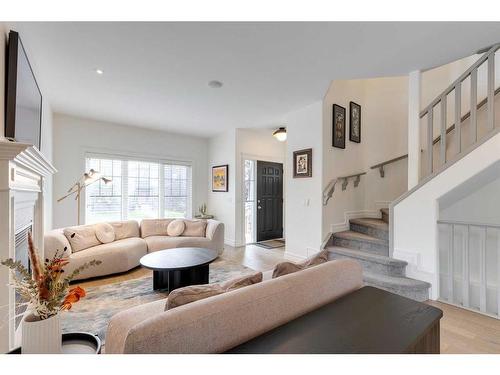 2201 31 Street Sw, Calgary, AB - Indoor Photo Showing Living Room