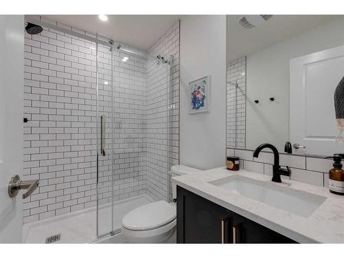 2201 31 Street Sw, Calgary, AB - Indoor Photo Showing Bathroom