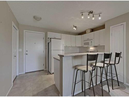 320-428 Chaparral Ravine View Se, Calgary, AB - Indoor Photo Showing Kitchen