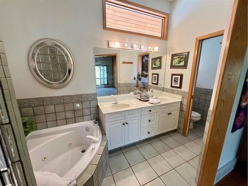 11 Black Bear, Rural Foothills County, AB - Indoor Photo Showing Bathroom