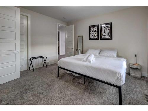 602 22 Avenue Ne, Calgary, AB - Indoor Photo Showing Bedroom