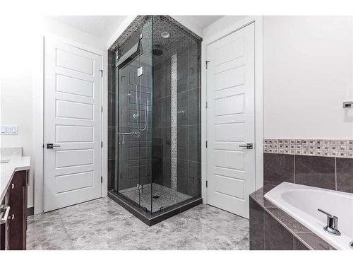 602 22 Avenue Ne, Calgary, AB - Indoor Photo Showing Bathroom