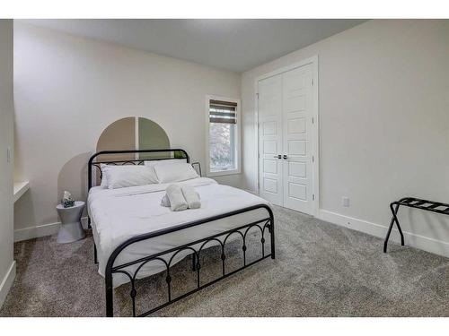 602 22 Avenue Ne, Calgary, AB - Indoor Photo Showing Bedroom