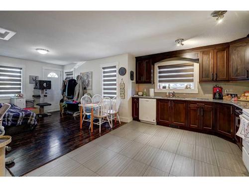 602 22 Avenue Ne, Calgary, AB - Indoor Photo Showing Kitchen