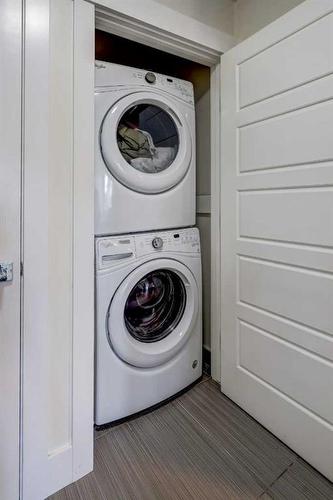 602 22 Avenue Ne, Calgary, AB - Indoor Photo Showing Laundry Room