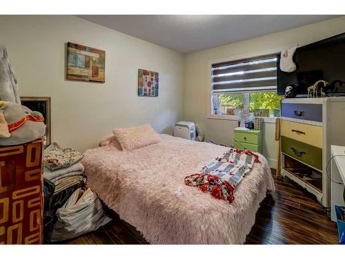 602 22 Avenue Ne, Calgary, AB - Indoor Photo Showing Bedroom