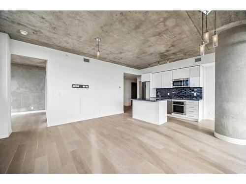 2702-1010 6 Street Sw, Calgary, AB - Indoor Photo Showing Kitchen