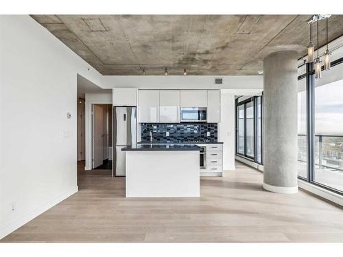 2702-1010 6 Street Sw, Calgary, AB - Indoor Photo Showing Kitchen With Upgraded Kitchen