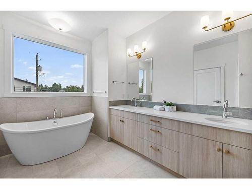 1417 41 Street Sw, Calgary, AB - Indoor Photo Showing Bathroom