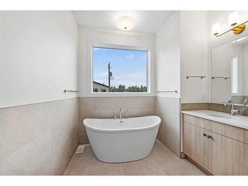 1417 41 Street Sw, Calgary, AB - Indoor Photo Showing Bathroom