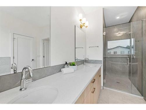 1417 41 Street Sw, Calgary, AB - Indoor Photo Showing Bathroom