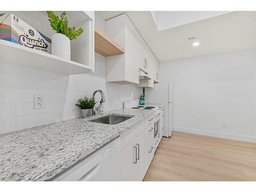 1417 41 Street Sw, Calgary, AB - Indoor Photo Showing Kitchen With Upgraded Kitchen