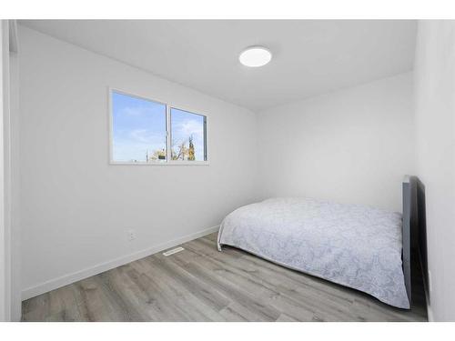 477 72 Avenue Ne, Calgary, AB - Indoor Photo Showing Bedroom