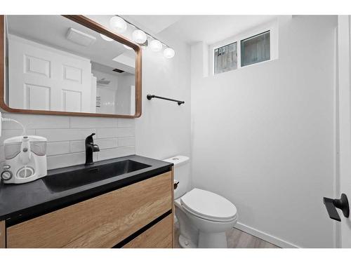 477 72 Avenue Ne, Calgary, AB - Indoor Photo Showing Bathroom