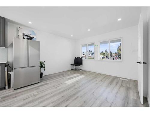 477 72 Avenue Ne, Calgary, AB - Indoor Photo Showing Living Room