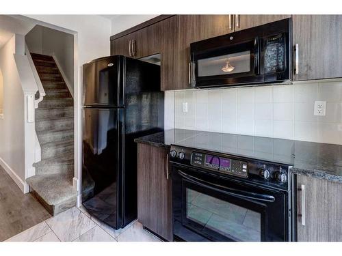 14 Windstone Green Sw, Airdrie, AB - Indoor Photo Showing Kitchen