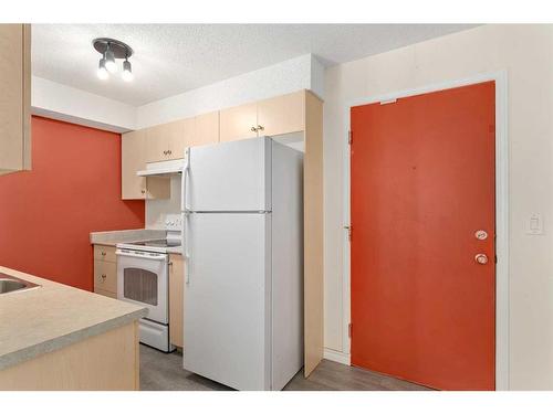 1117-2395 Eversyde Avenue Sw, Calgary, AB - Indoor Photo Showing Kitchen