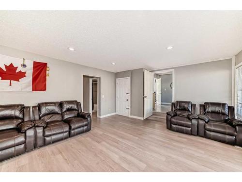 63 Whiteram Court Ne, Calgary, AB - Indoor Photo Showing Living Room