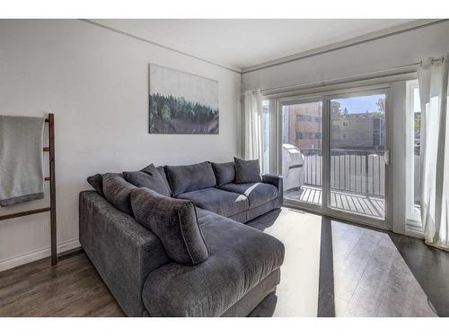 1713 23 Avenue Sw, Calgary, AB - Indoor Photo Showing Living Room