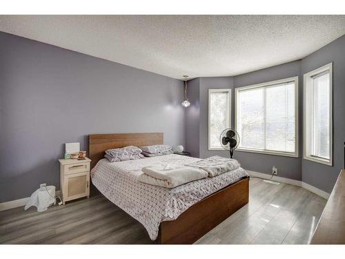 205 Somerset Drive Sw, Calgary, AB - Indoor Photo Showing Bedroom