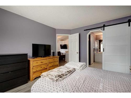 205 Somerset Drive Sw, Calgary, AB - Indoor Photo Showing Bedroom