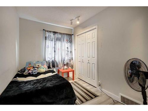 205 Somerset Drive Sw, Calgary, AB - Indoor Photo Showing Bedroom