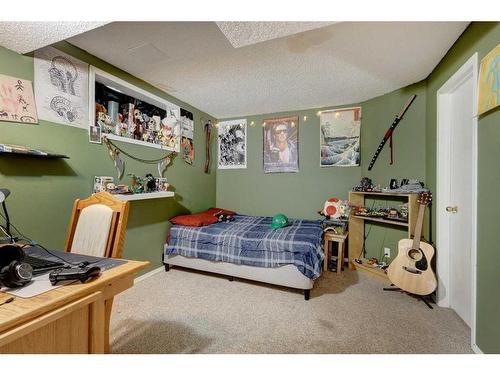 205 Somerset Drive Sw, Calgary, AB - Indoor Photo Showing Bedroom