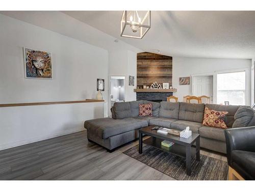 205 Somerset Drive Sw, Calgary, AB - Indoor Photo Showing Living Room