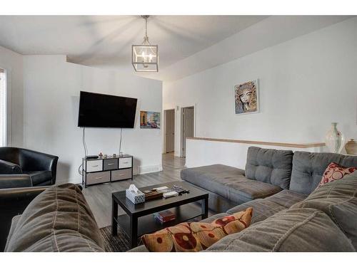 205 Somerset Drive Sw, Calgary, AB - Indoor Photo Showing Living Room