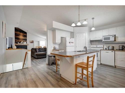 205 Somerset Drive Sw, Calgary, AB - Indoor Photo Showing Kitchen