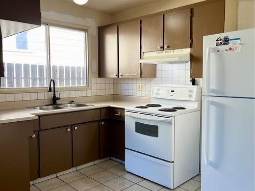 199 Penmeadows Close Se, Calgary, AB - Indoor Photo Showing Kitchen With Double Sink