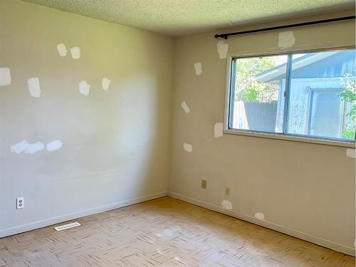 199 Penmeadows Close Se, Calgary, AB - Indoor Photo Showing Other Room