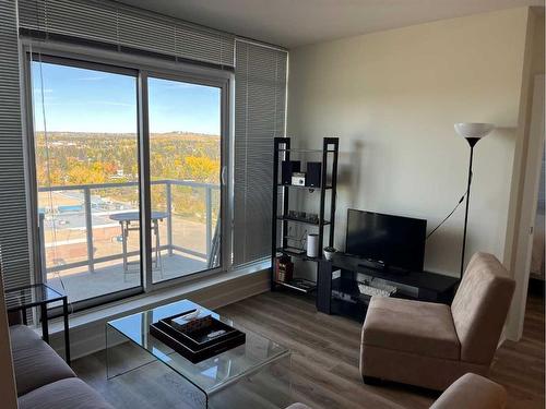 911-3830 Brentwood Road Nw, Calgary, AB - Indoor Photo Showing Living Room