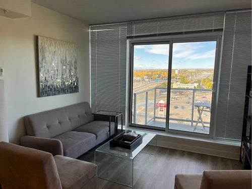 911-3830 Brentwood Road Nw, Calgary, AB - Indoor Photo Showing Living Room