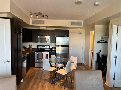 911-3830 Brentwood Road Nw, Calgary, AB - Indoor Photo Showing Kitchen With Stainless Steel Kitchen