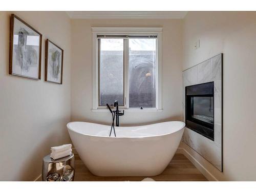 2407 27 Street Sw, Calgary, AB - Indoor Photo Showing Bathroom