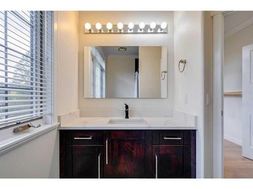 2407 27 Street Sw, Calgary, AB - Indoor Photo Showing Bathroom