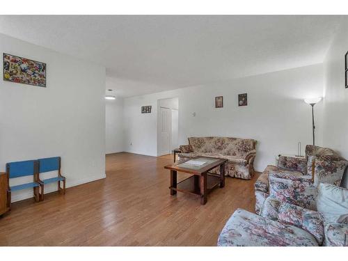 203-8231 Elbow Drive Sw, Calgary, AB - Indoor Photo Showing Living Room