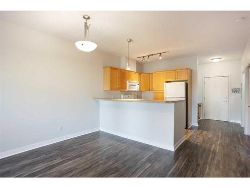 205-1414 17 Street Se, Calgary, AB - Indoor Photo Showing Kitchen