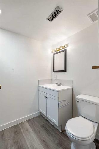 39 Bermuda Drive Nw, Calgary, AB - Indoor Photo Showing Bathroom