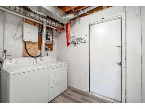 39 Bermuda Drive Nw, Calgary, AB - Indoor Photo Showing Laundry Room