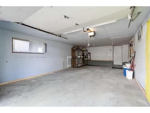 39 Bermuda Drive Nw, Calgary, AB - Indoor Photo Showing Garage