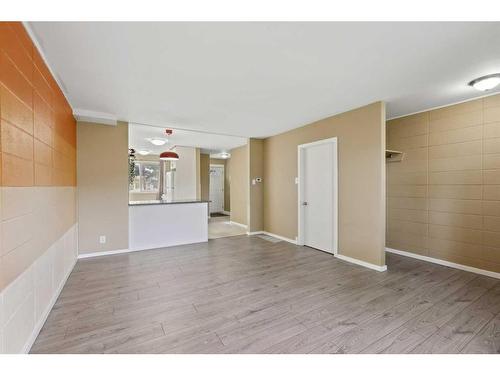 157-2211 19 Street Ne, Calgary, AB - Indoor Photo Showing Other Room