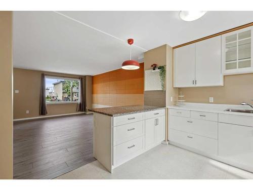 157-2211 19 Street Ne, Calgary, AB - Indoor Photo Showing Kitchen