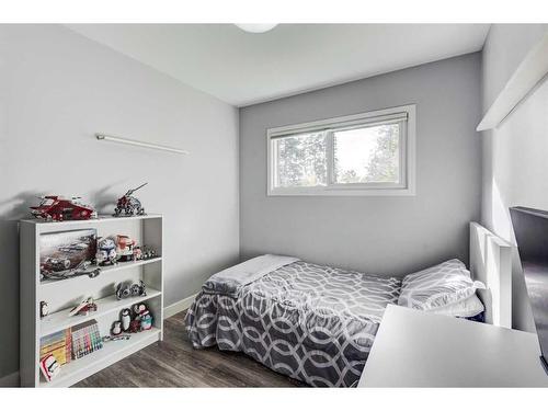 64 Healy Drive Sw, Calgary, AB - Indoor Photo Showing Bedroom