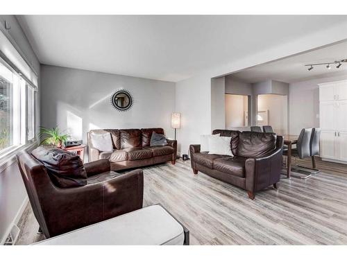 64 Healy Drive Sw, Calgary, AB - Indoor Photo Showing Living Room