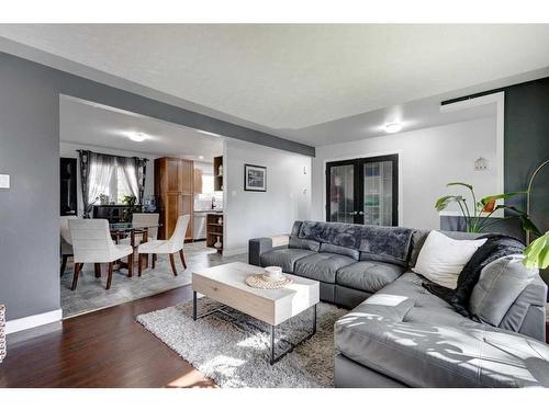 9616 Alcott Road Se, Calgary, AB - Indoor Photo Showing Living Room