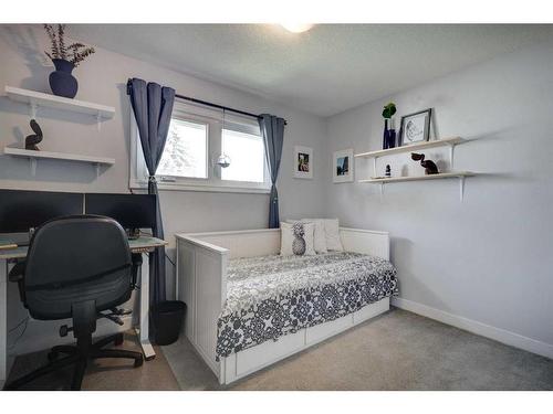 9616 Alcott Road Se, Calgary, AB - Indoor Photo Showing Bedroom