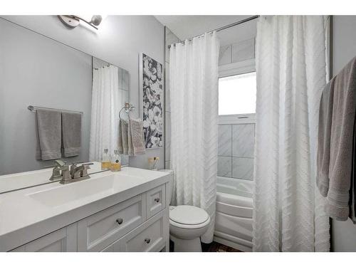 9616 Alcott Road Se, Calgary, AB - Indoor Photo Showing Bathroom